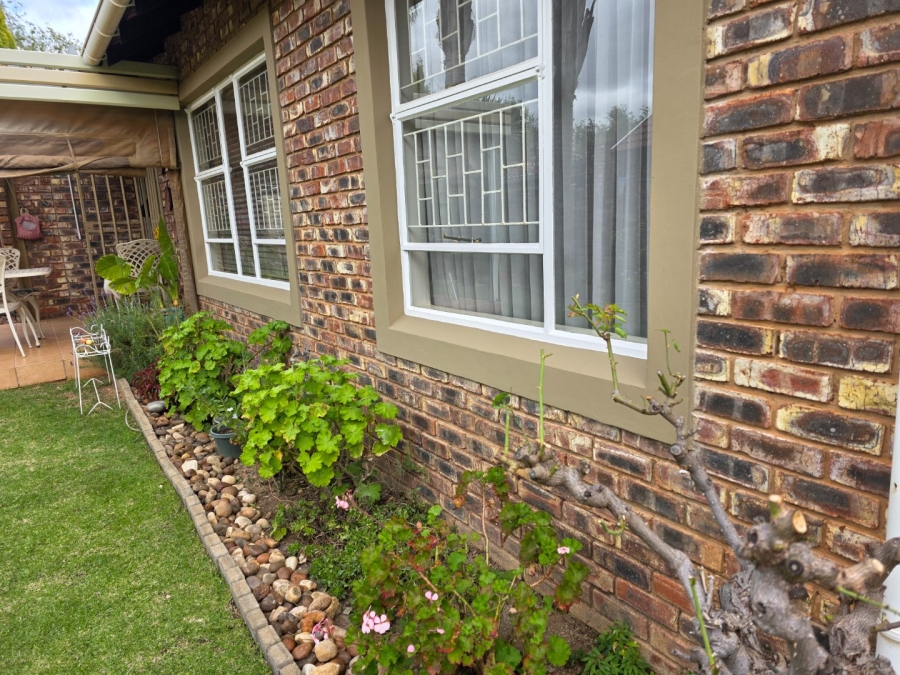 2 Bedroom Property for Sale in Langenhovenpark Free State